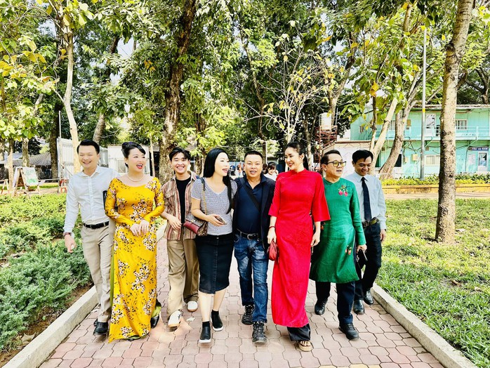 Thành Lộc, Trịnh Kim Chi, Lê Khánh thích thú ngắm nhìn TP HCM trên tuyến tàu metro đầu xuân- Ảnh 11. Thành Lộc, Trịnh Kim Chi, Lê Khánh thích thú ngắm nhìn TP HCM trên tuyến tàu metro đầu xuân- Ảnh 11.