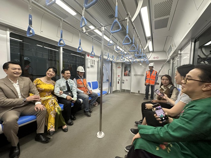 Thành Lộc, Trịnh Kim Chi, Lê Khánh thích thú ngắm nhìn TP HCM trên tuyến tàu metro đầu xuân- Ảnh 10. Thành Lộc, Trịnh Kim Chi, Lê Khánh thích thú ngắm nhìn TP HCM trên tuyến tàu metro đầu xuân- Ảnh 10.