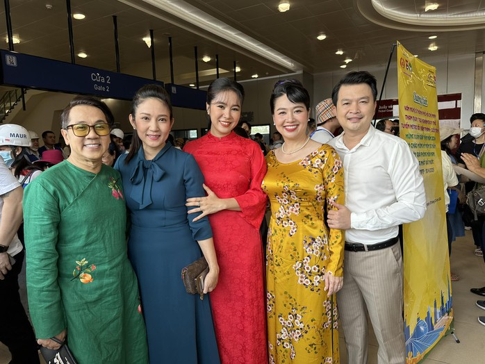 Thành Lộc, Trịnh Kim Chi, Lê Khánh thích thú ngắm nhìn TP HCM trên tuyến tàu metro đầu xuân- Ảnh 8. Thành Lộc, Trịnh Kim Chi, Lê Khánh thích thú ngắm nhìn TP HCM trên tuyến tàu metro đầu xuân- Ảnh 8.