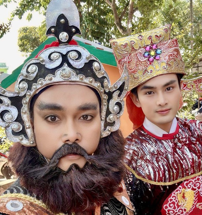 Quán quân Phan Thanh Khanh bất ngờ hóa thân Thiên Lôi trong "Táo quân"- Ảnh 1. Quán quân Phan Thanh Khanh bất ngờ hóa thân Thiên Lôi trong "Táo quân"- Ảnh 1.