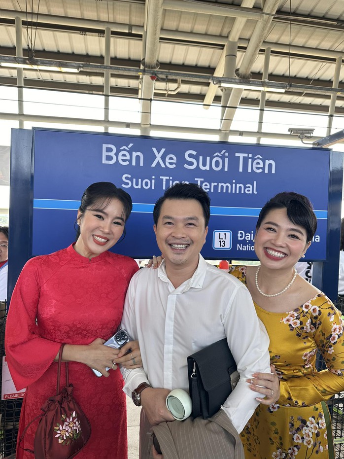 Thành Lộc, Trịnh Kim Chi, Lê Khánh thích thú ngắm nhìn TP HCM trên tuyến tàu metro đầu xuân- Ảnh 4. Thành Lộc, Trịnh Kim Chi, Lê Khánh thích thú ngắm nhìn TP HCM trên tuyến tàu metro đầu xuân- Ảnh 4.