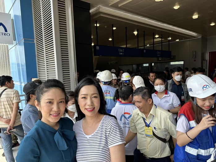 Thành Lộc, Trịnh Kim Chi, Lê Khánh thích thú ngắm nhìn TP HCM trên tuyến tàu metro đầu xuân- Ảnh 7. Thành Lộc, Trịnh Kim Chi, Lê Khánh thích thú ngắm nhìn TP HCM trên tuyến tàu metro đầu xuân- Ảnh 7.