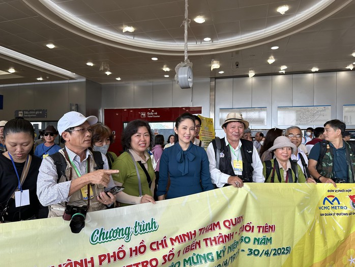 Thành Lộc, Trịnh Kim Chi, Lê Khánh thích thú ngắm nhìn TP HCM trên tuyến tàu metro đầu xuân- Ảnh 12. Thành Lộc, Trịnh Kim Chi, Lê Khánh thích thú ngắm nhìn TP HCM trên tuyến tàu metro đầu xuân- Ảnh 12.