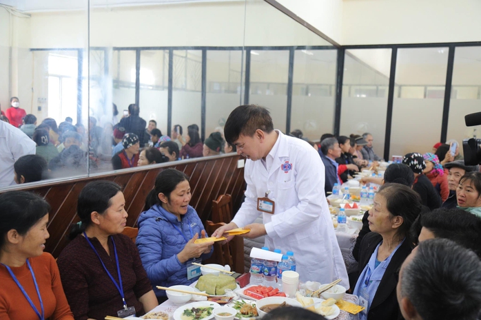 Bộ trưởng Bộ Y tế tiễn bệnh nhân về quê đón Tết trên chuyến xe "0 đồng"- Ảnh 3. Bộ trưởng Bộ Y tế tiễn bệnh nhân về quê đón Tết trên chuyến xe "0 đồng"- Ảnh 3.
