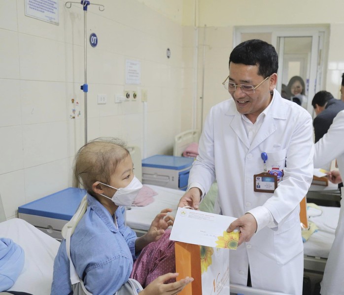 Bộ trưởng Bộ Y tế tiễn bệnh nhân về quê đón Tết trên chuyến xe "0 đồng"- Ảnh 4. Bộ trưởng Bộ Y tế tiễn bệnh nhân về quê đón Tết trên chuyến xe "0 đồng"- Ảnh 4.
