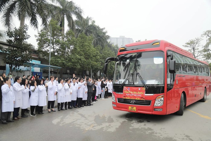 Bộ trưởng Bộ Y tế tiễn bệnh nhân về quê đón Tết trên chuyến xe "0 đồng"- Ảnh 2. Bộ trưởng Bộ Y tế tiễn bệnh nhân về quê đón Tết trên chuyến xe "0 đồng"- Ảnh 2.