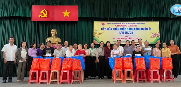 Mang Tết đến với người khuyết tật, trẻ em mồ côi TP HCM- Ảnh 2. Mang Tết đến với người khuyết tật, trẻ em mồ côi TP HCM- Ảnh 2.