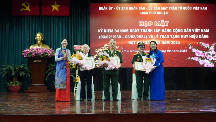 Phú Nhuận trao huy hiệu Đảng cho 100 đảng viên trong dịp 3-2- Ảnh 2. Phú Nhuận trao huy hiệu Đảng cho 100 đảng viên trong dịp 3-2- Ảnh 2.