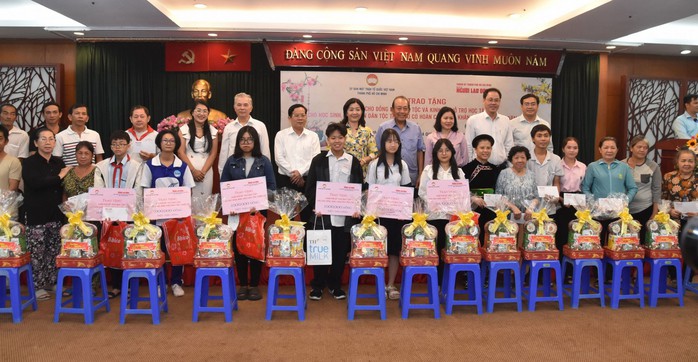 Ấm áp nghĩa tình ngày cận Tết- Ảnh 1. Ấm áp nghĩa tình ngày cận Tết- Ảnh 1.