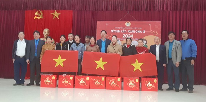 Ấm áp nghĩa tình ngày cận Tết- Ảnh 3. Ấm áp nghĩa tình ngày cận Tết- Ảnh 3.