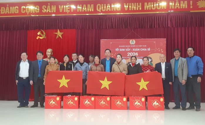 Báo Người Lao Động và Nghiệp đoàn Nghề cá tặng cờ Tổ quốc, quà cho các ngư dân- Ảnh 1. Báo Người Lao Động và Nghiệp đoàn Nghề cá tặng cờ Tổ quốc, quà cho các ngư dân- Ảnh 1.
