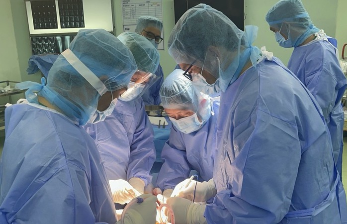 Lần đầu tại miền Tây thực hiện ca phẫu thuật khớp gối rất khó- Ảnh 1. Lần đầu tại miền Tây thực hiện ca phẫu thuật khớp gối rất khó- Ảnh 1.