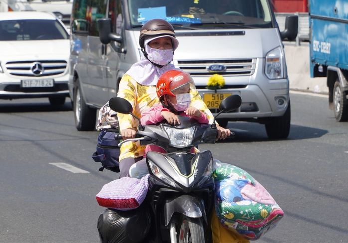 Mới tháng 2, TP HCM đã có nắng nóng đầu mùa- Ảnh 1. Mới tháng 2, TP HCM đã có nắng nóng đầu mùa- Ảnh 1.
