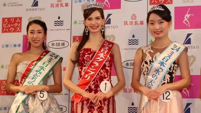 Hoa hậu "tiểu tam" có nguy cơ bị tước vương miện?- Ảnh 2. Hoa hậu "tiểu tam" có nguy cơ bị tước vương miện?- Ảnh 2.