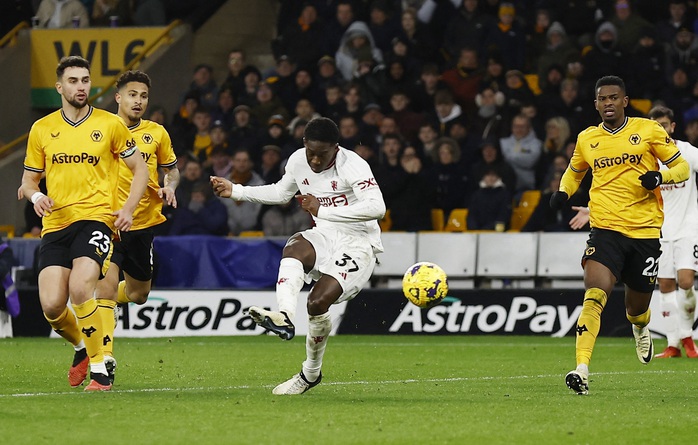 Rượt đuổi nghẹt thở, Man United hạ chủ nhà Wolverhampton phút 90+7- Ảnh 7. Rượt đuổi nghẹt thở, Man United hạ chủ nhà Wolverhampton phút 90+7- Ảnh 7.