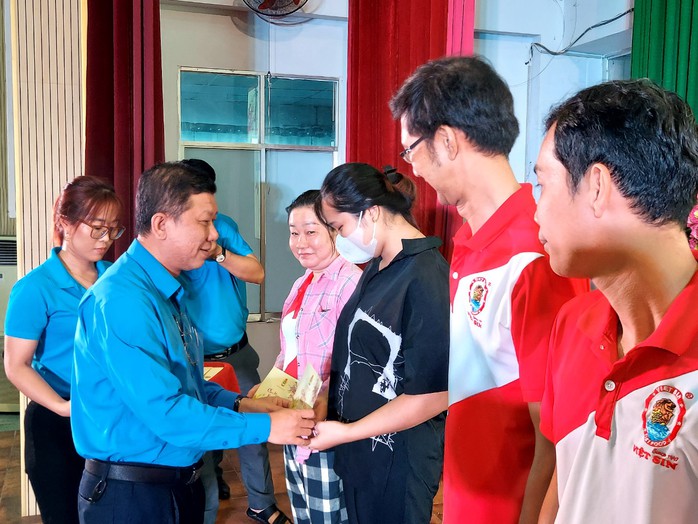 Tết ấm áp, trọn vẹn cho người lao động khó khăn- Ảnh 4. Tết ấm áp, trọn vẹn cho người lao động khó khăn- Ảnh 4.