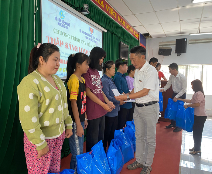 Mang Tết đến với người khuyết tật, trẻ em mồ côi TP HCM- Ảnh 3. Mang Tết đến với người khuyết tật, trẻ em mồ côi TP HCM- Ảnh 3.
