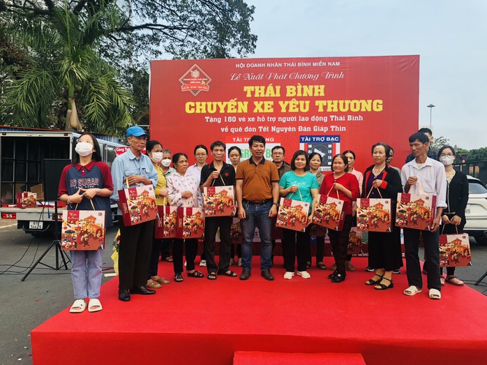 Chuyến xe yêu thương chở đồng hương Thái Bình về quê đón Tết- Ảnh 1. Chuyến xe yêu thương chở đồng hương Thái Bình về quê đón Tết- Ảnh 1.