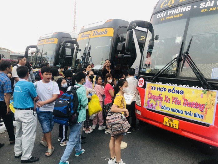 Chuyến xe yêu thương chở đồng hương Thái Bình về quê đón Tết- Ảnh 4. Chuyến xe yêu thương chở đồng hương Thái Bình về quê đón Tết- Ảnh 4.