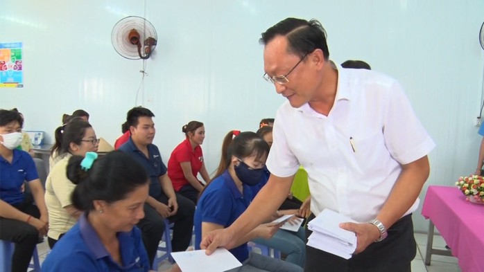 Tặng quà, kêu gọi chủ nhà trọ giảm tiền phòng cho công nhân- Ảnh 2. Tặng quà, kêu gọi chủ nhà trọ giảm tiền phòng cho công nhân- Ảnh 2.