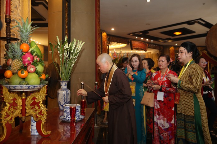 Đoàn đại biểu kiều bào dâng hương, dâng hoa các Vua Hùng- Ảnh 3. Đoàn đại biểu kiều bào dâng hương, dâng hoa các Vua Hùng- Ảnh 3.