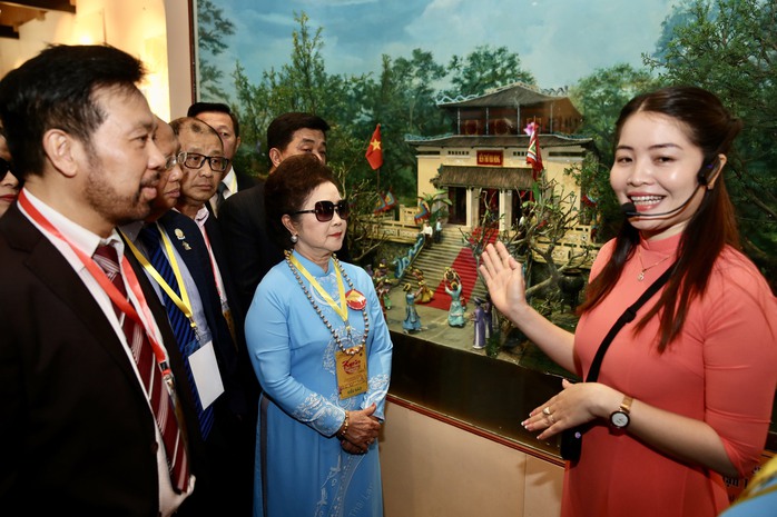 Đoàn đại biểu kiều bào dâng hương, dâng hoa các Vua Hùng- Ảnh 5. Đoàn đại biểu kiều bào dâng hương, dâng hoa các Vua Hùng- Ảnh 5.