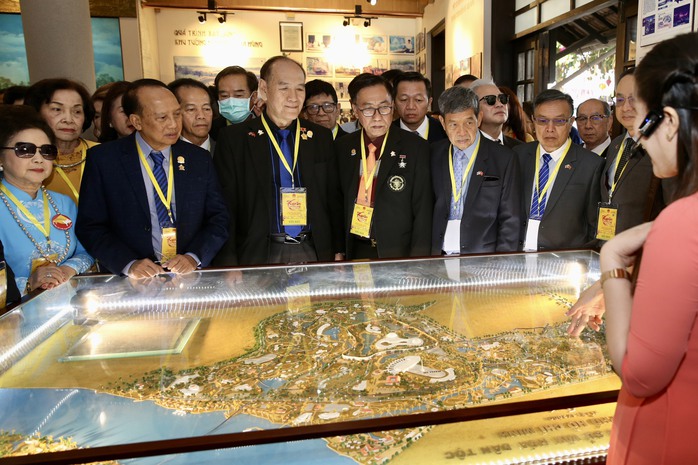 Đoàn đại biểu kiều bào dâng hương, dâng hoa các Vua Hùng- Ảnh 6. Đoàn đại biểu kiều bào dâng hương, dâng hoa các Vua Hùng- Ảnh 6.