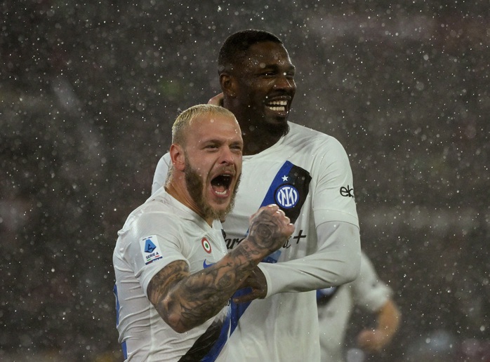 Thắng ngược dòng AS Roma, Inter Milan xây chắc ngôi đầu Seria A- Ảnh 4. Thắng ngược dòng AS Roma, Inter Milan xây chắc ngôi đầu Seria A- Ảnh 4.