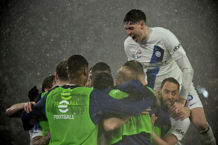 Thắng ngược dòng AS Roma, Inter Milan xây chắc ngôi đầu Seria A- Ảnh 6. Thắng ngược dòng AS Roma, Inter Milan xây chắc ngôi đầu Seria A- Ảnh 6.
