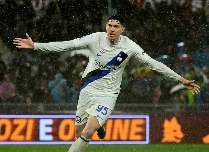 Thắng ngược dòng AS Roma, Inter Milan xây chắc ngôi đầu Seria A- Ảnh 5. Thắng ngược dòng AS Roma, Inter Milan xây chắc ngôi đầu Seria A- Ảnh 5.