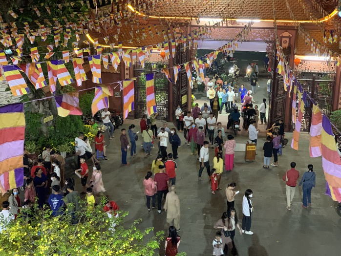 Người dân xếp hàng xin lộc đầu năm- Ảnh 2. Người dân xếp hàng xin lộc đầu năm- Ảnh 2.