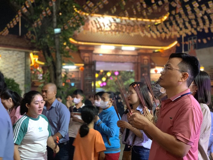 Người dân xếp hàng xin lộc đầu năm- Ảnh 1.