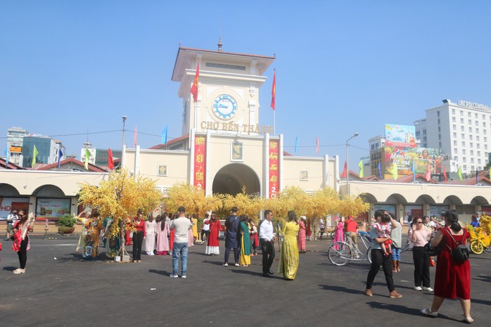 TP HCM: Người dân hào hứng du xuân mùng 1 Tết- Ảnh 1. Ngườidânhàohứngduxuân