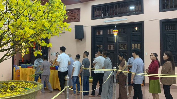 Người dân xếp hàng xin lộc đầu năm- Ảnh 3. Người dân xếp hàng xin lộc đầu năm- Ảnh 3.