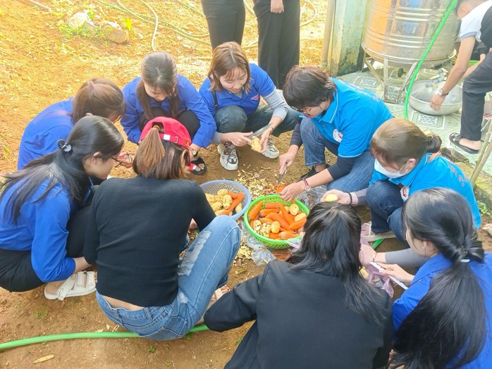 "Xuân sum vầy - Tết sẻ chia": Xuân ấm áp ở nóc Tu Lung- Ảnh 2. "Xuân sum vầy - Tết sẻ chia": Xuân ấm áp ở nóc Tu Lung- Ảnh 2.