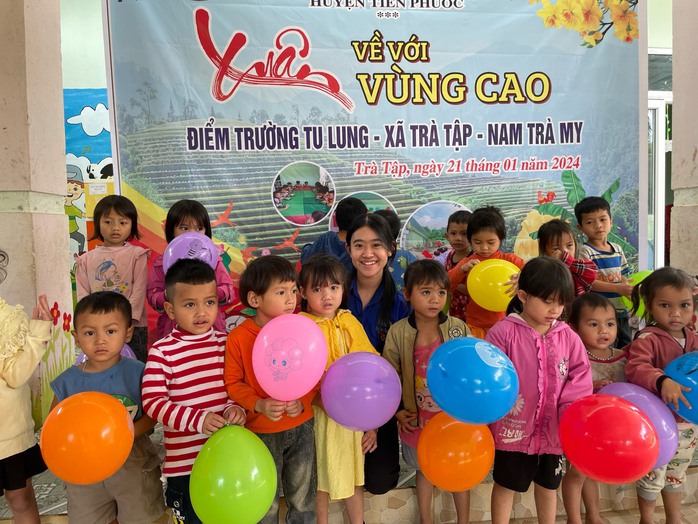 "Xuân sum vầy - Tết sẻ chia": Xuân ấm áp ở nóc Tu Lung- Ảnh 5. "Xuân sum vầy - Tết sẻ chia": Xuân ấm áp ở nóc Tu Lung- Ảnh 5.