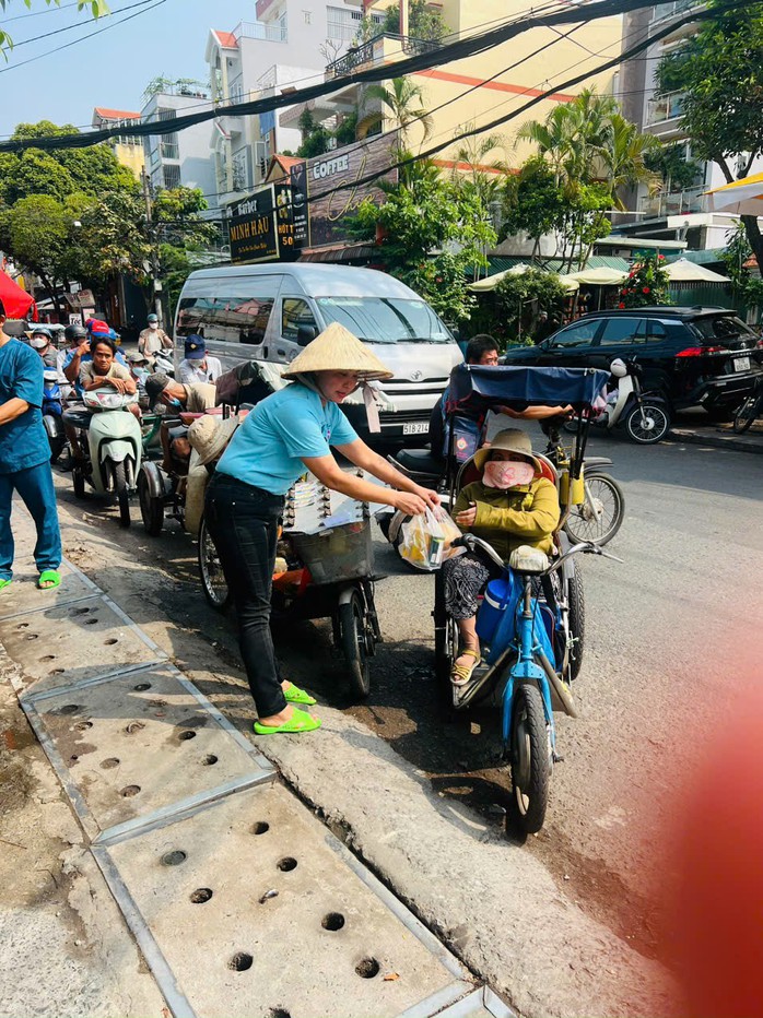 “Xuân sum vầy - Tết sẻ chia”:
26 cái Tết trên những chuyến xe thiện nguyện- Ảnh 3. “Xuân sum vầy - Tết sẻ chia”:
26 cái Tết trên những chuyến xe thiện nguyện- Ảnh 3.