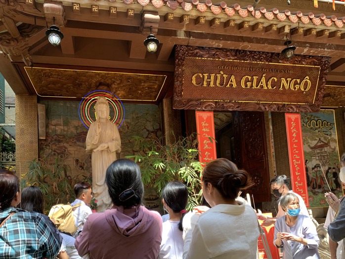 Người dân xếp hàng xin lộc đầu năm- Ảnh 6. Người dân xếp hàng xin lộc đầu năm- Ảnh 6.