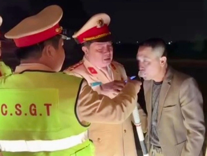 141 trường hợp vi phạm nồng độ cồn ngày 30 Tết và đêm giao thừa- Ảnh 2. 141 trường hợp vi phạm nồng độ cồn ngày 30 Tết và đêm giao thừa- Ảnh 2.