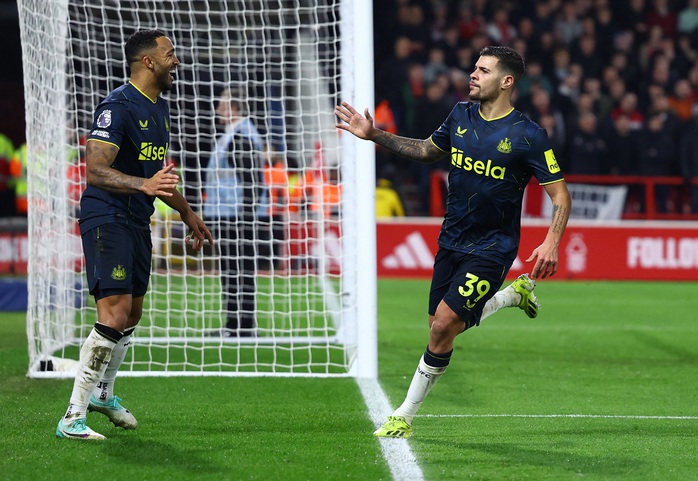 "Tam tấu" bùng nổ, Liverpool vượt lên ngôi đầu Ngoại hạng Anh- Ảnh 6. "Tam tấu" bùng nổ, Liverpool vượt lên ngôi đầu Ngoại hạng Anh- Ảnh 6.