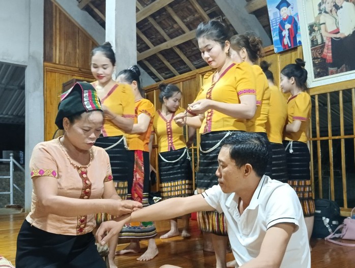 Độc đáo tục buộc chỉ cổ tay cầu an đầu năm của người Thái- Ảnh 1. Độc đáo tục buộc chỉ cổ tay cầu an đầu năm của người Thái- Ảnh 1.