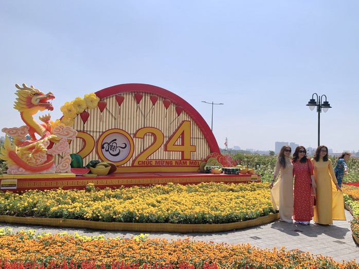TP HCM: Người dân hào hứng du xuân mùng 1 Tết- Ảnh 8. TP HCM: Người dân hào hứng du xuân mùng 1 Tết- Ảnh 8.
