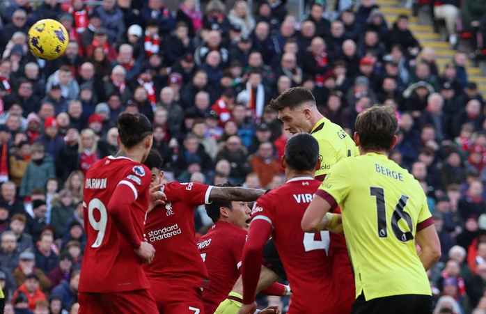 "Tam tấu" bùng nổ, Liverpool vượt lên ngôi đầu Ngoại hạng Anh- Ảnh 2. "Tam tấu" bùng nổ, Liverpool vượt lên ngôi đầu Ngoại hạng Anh- Ảnh 2.