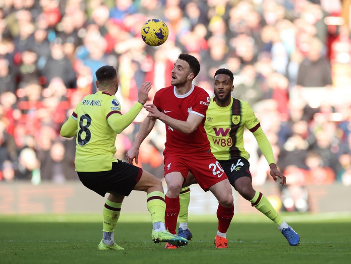 "Tam tấu" bùng nổ, Liverpool vượt lên ngôi đầu Ngoại hạng Anh- Ảnh 1. "Tam tấu" bùng nổ, Liverpool vượt lên ngôi đầu Ngoại hạng Anh- Ảnh 1.