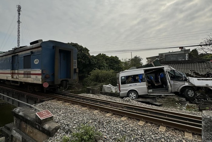 Ôtô 16 chỗ bị tàu hỏa tông, 8 người nhập viện- Ảnh 1. Ôtô 16 chỗ bị tàu hỏa tông, 8 người nhập viện- Ảnh 1.