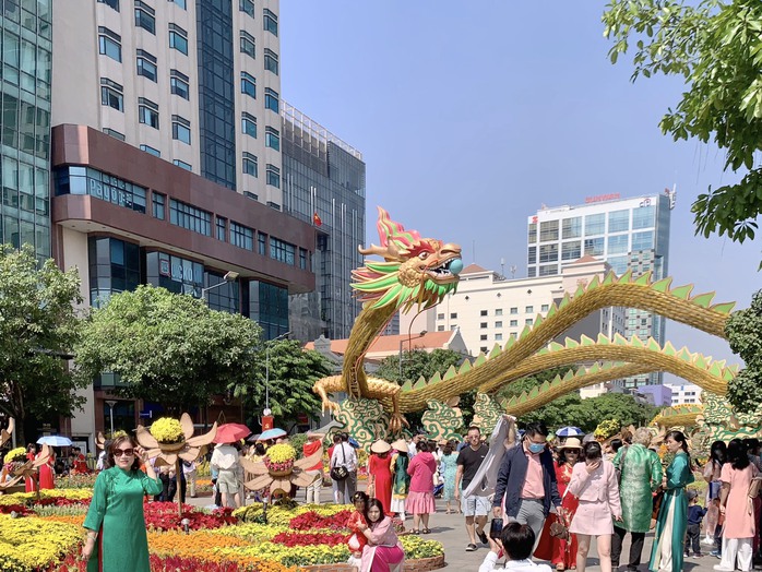 TP HCM: Người dân hào hứng du xuân mùng 1 Tết- Ảnh 7. TP HCM: Người dân hào hứng du xuân mùng 1 Tết- Ảnh 7.