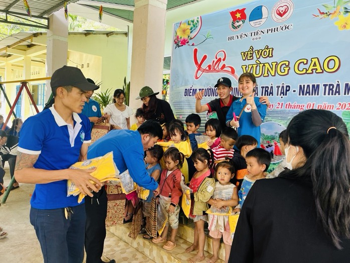 "Xuân sum vầy - Tết sẻ chia": Xuân ấm áp ở nóc Tu Lung- Ảnh 4. "Xuân sum vầy - Tết sẻ chia": Xuân ấm áp ở nóc Tu Lung- Ảnh 4.
