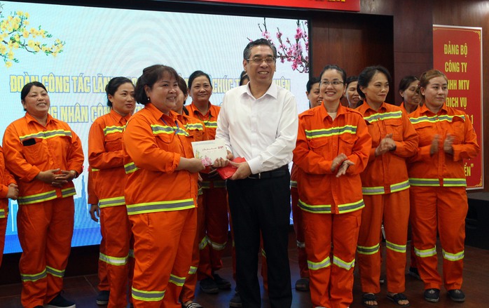 Công nhân vệ sinh bất ngờ khi được lãnh đạo TP HCM đến thăm, chúc Tết đêm Giao thừa- Ảnh 2. Công nhân vệ sinh bất ngờ khi được lãnh đạo TP HCM đến thăm, chúc Tết đêm Giao thừa- Ảnh 2.