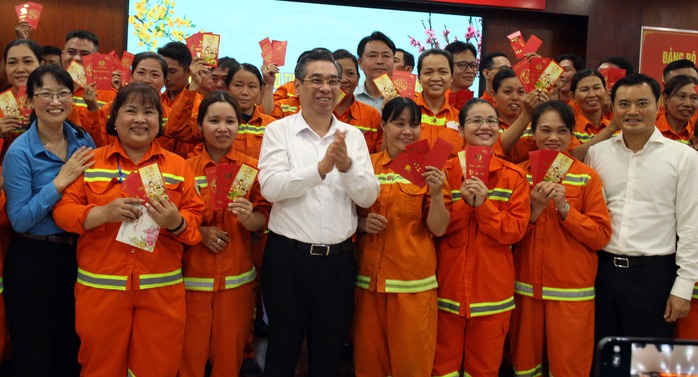 Công nhân vệ sinh bất ngờ khi được lãnh đạo TP HCM đến thăm, chúc Tết đêm Giao thừa- Ảnh 3. Công nhân vệ sinh bất ngờ khi được lãnh đạo TP HCM đến thăm, chúc Tết đêm Giao thừa- Ảnh 3.