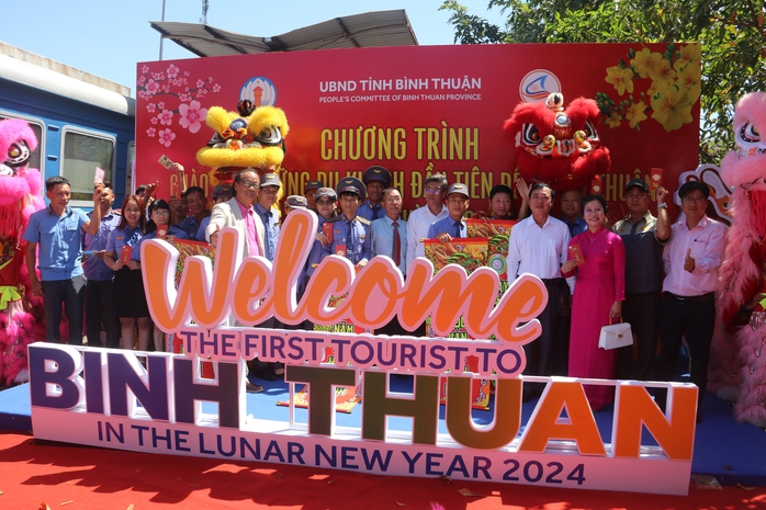 Mùng 1 Tết, du khách quốc tế đi tàu bắt ngờ được nhận lì xì- Ảnh 5. Mùng 1 Tết, du khách quốc tế đi tàu bắt ngờ được nhận lì xì- Ảnh 5.